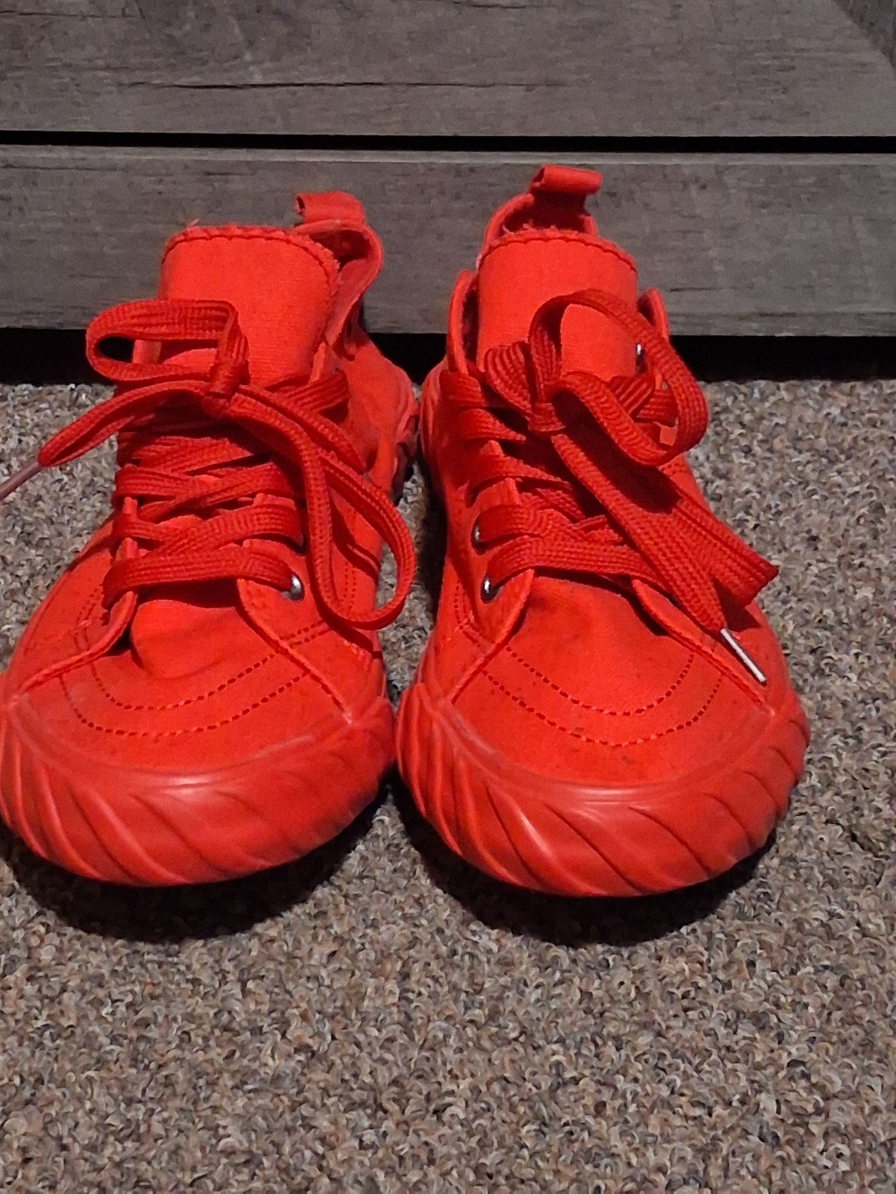 Womens Red Lace-Up Athletic Sneakers Size 11